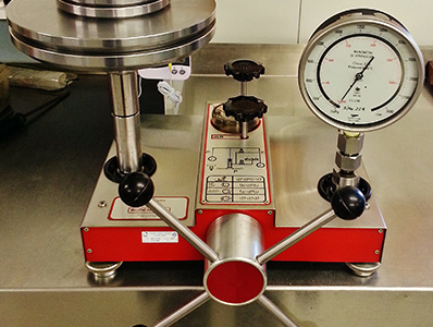 Dead weight tester Dead weight tester